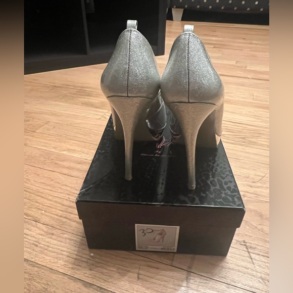 Baby Phat “Mulberry” Platform Pumps with Anklet - Picture 7 of 9